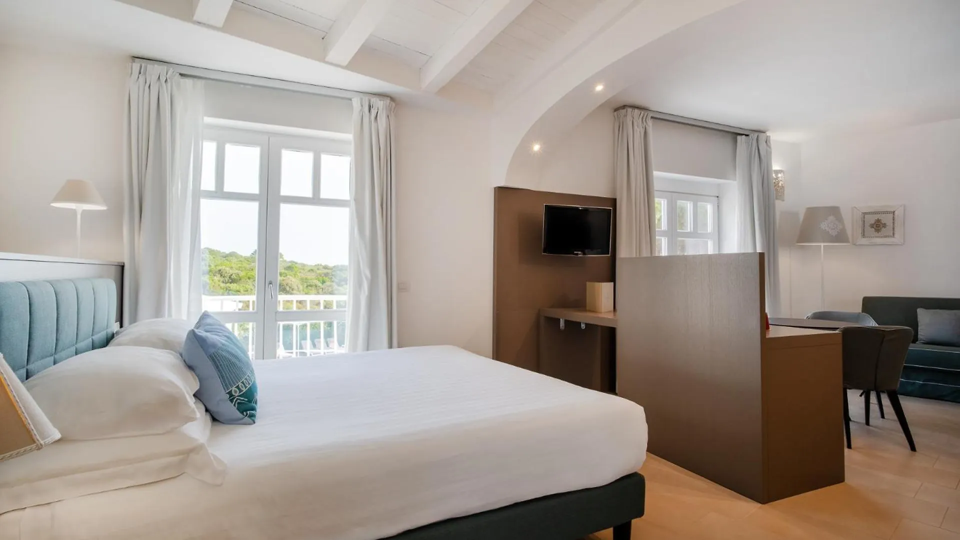 Hotel La Coluccia Santa Teresa Gallura 5*,